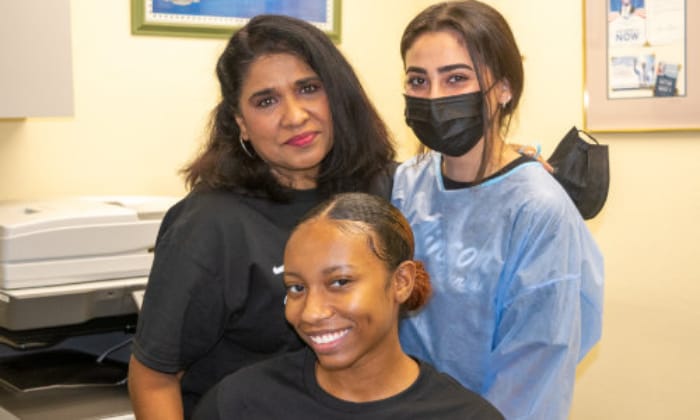 Employees of Tmlinson posing in clinic