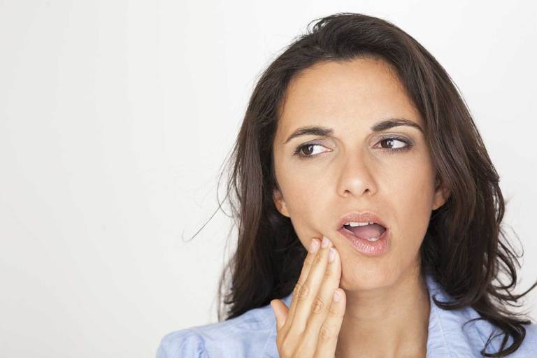 Woman with pain in her jaw